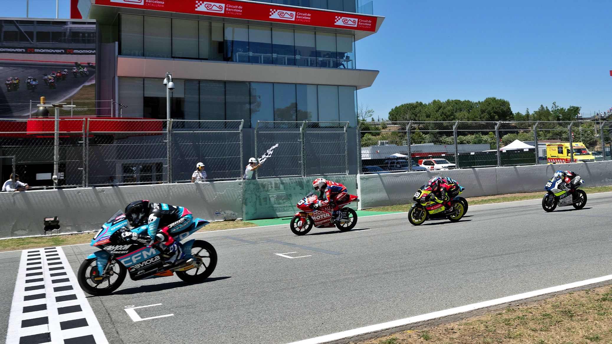 Giulio Pugliese bate a Travis Borg y Fernando Bujosa para salir líder del Mundial Junior de Moto3 2026