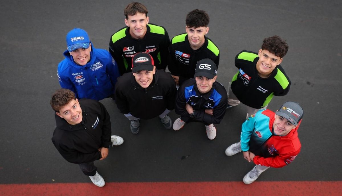 Beñat Fernández junto a David Salvador, Gonzalo Sánchez, Antonio Torres, Xavi Artigas, Álvaro Fuertes, Juan Risueño y Pepe Osuna