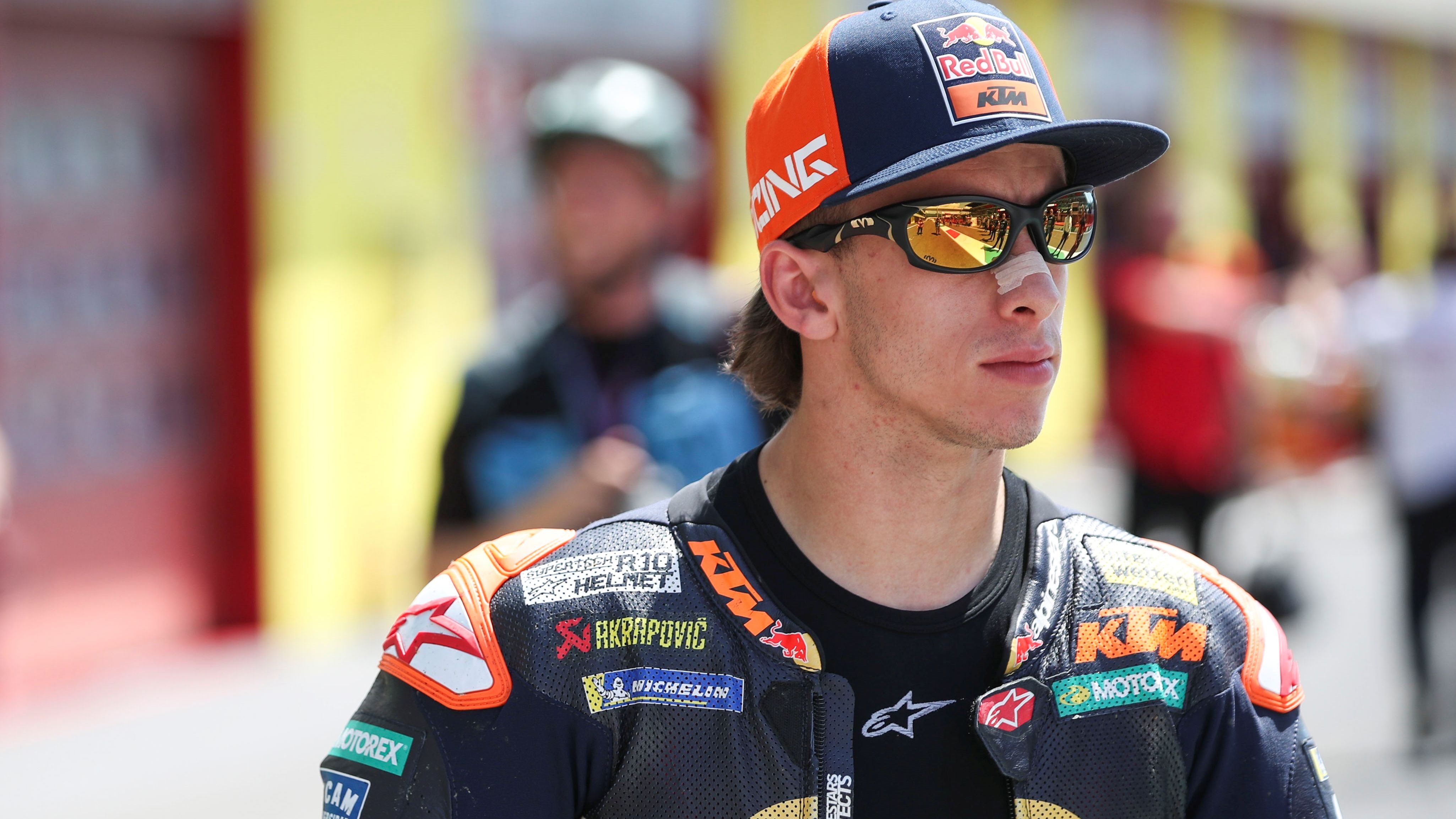 Pedro Acosta en el pit lane de Mugello