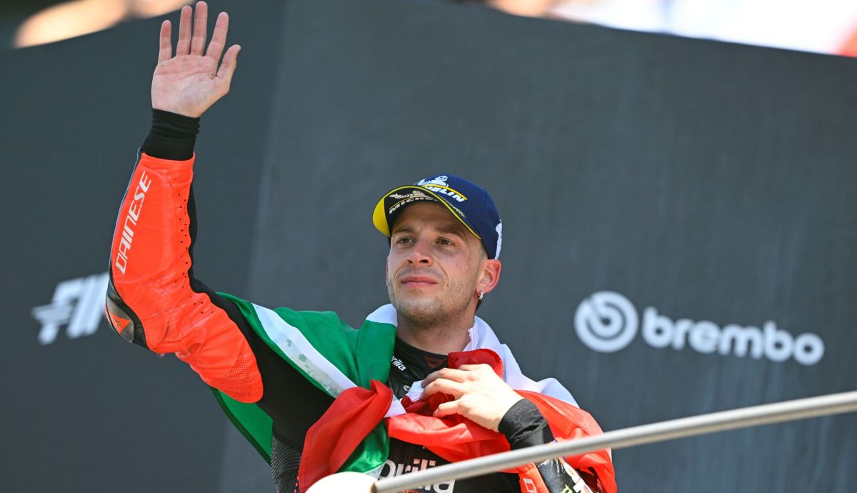Marco Bezzecchi celebra su victoria en el GP de Italia 2026 en Mugello