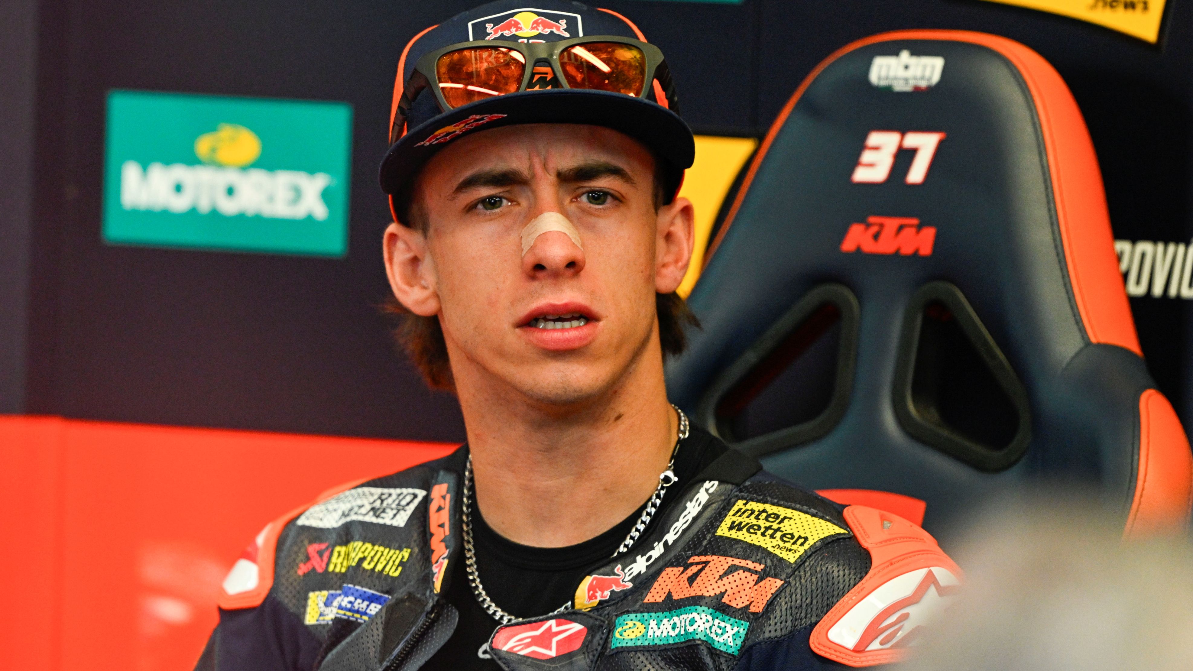 Pedro Acosta en su box en el GP de Italia