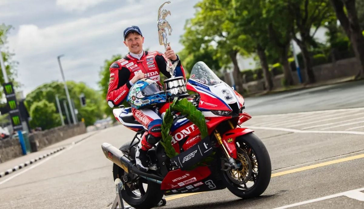 Dean Harrison con el trofeo de ganador del IOMTT Superbike 2026