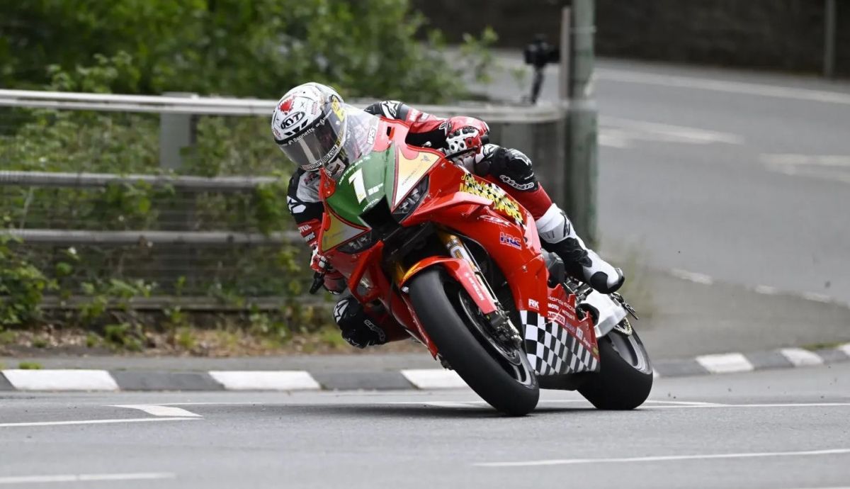 John McGuinness ha sido quinto en el IOMTT 2026 con una decoración especial por su 30 aniversario