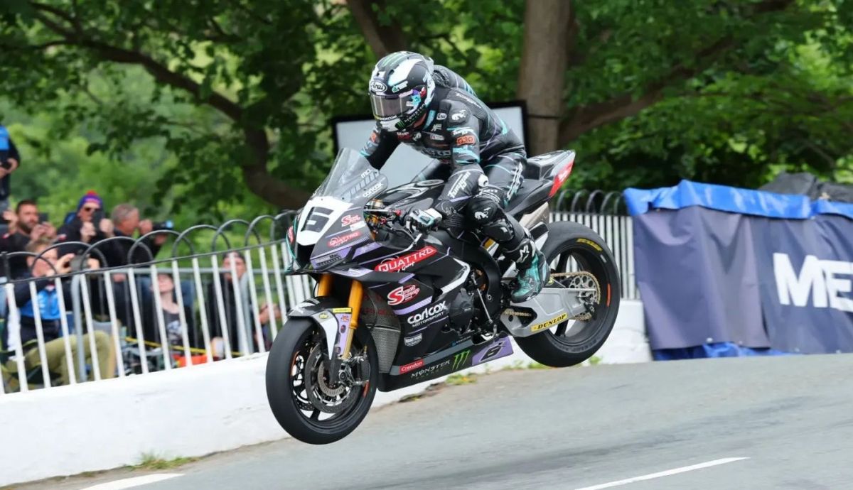 Michael Dunlop ha completado el podio en el IOMTT Superbike 2026