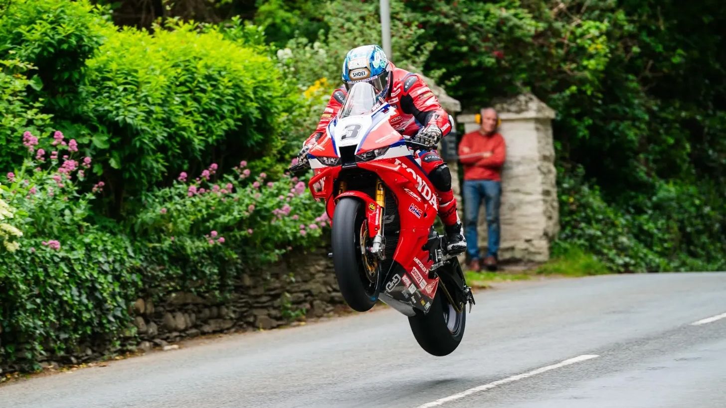 Dean Harrison se ha llevado la victoria en la carrera de Superbike del IOMTT 2026