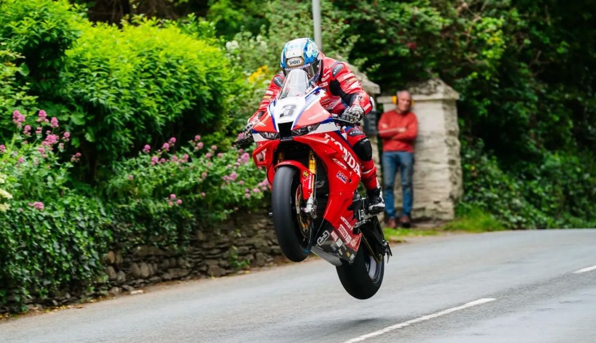 Dean Harrison se ha llevado la victoria en la carrera de Superbike del IOMTT 2026