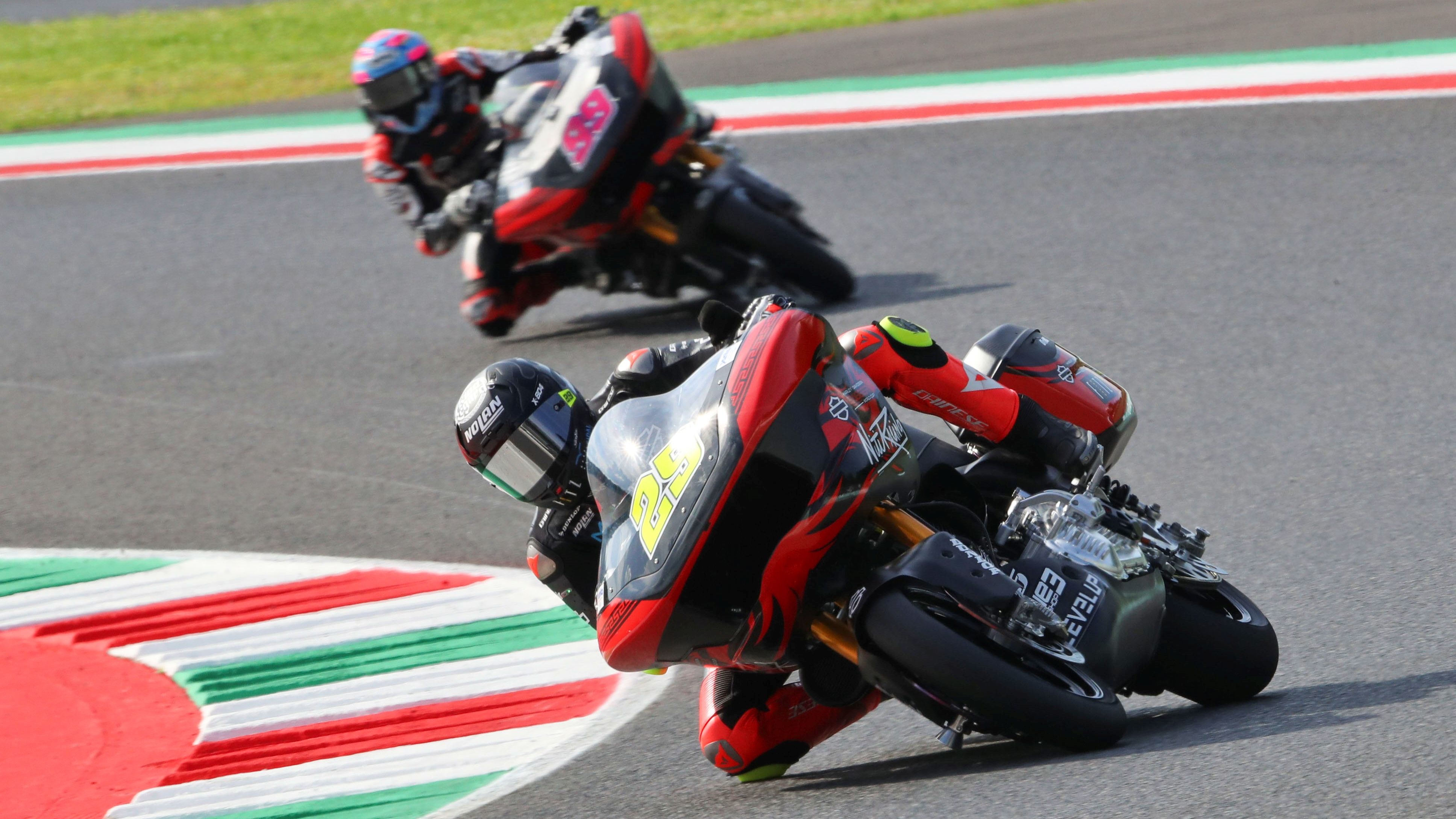 Andrea Iannone y Óscar Gutierrez han ganado en la Baggers World Cup en Mugello