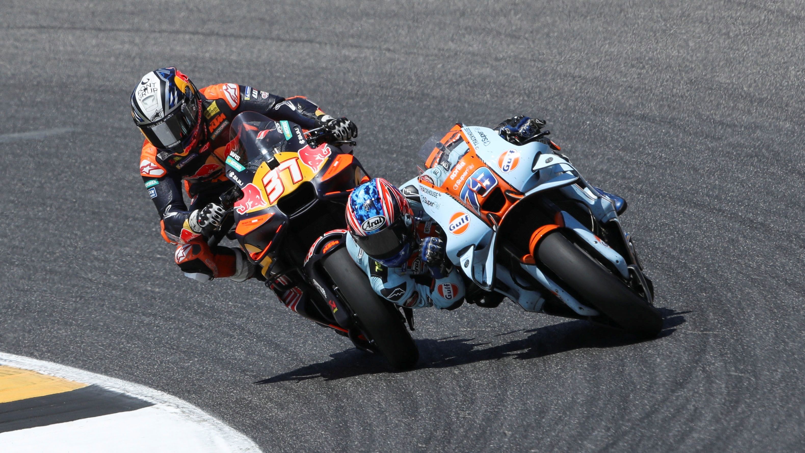 Ai Ogura peleando con Pedro Acosta, MotoGP Mugello 2026