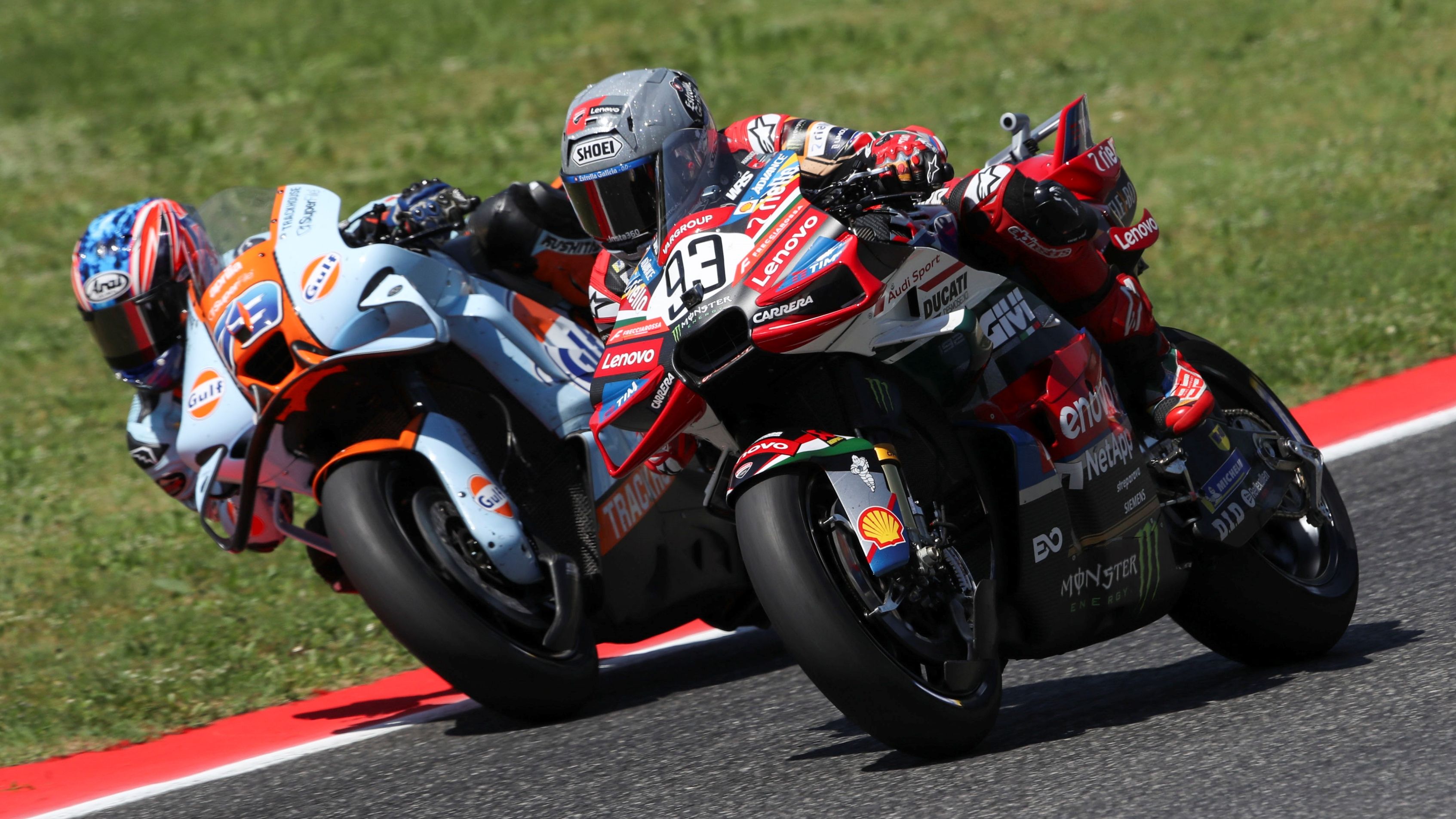 Ai Ogura superando a Marc Márquez, MotoGP Mugello 2026