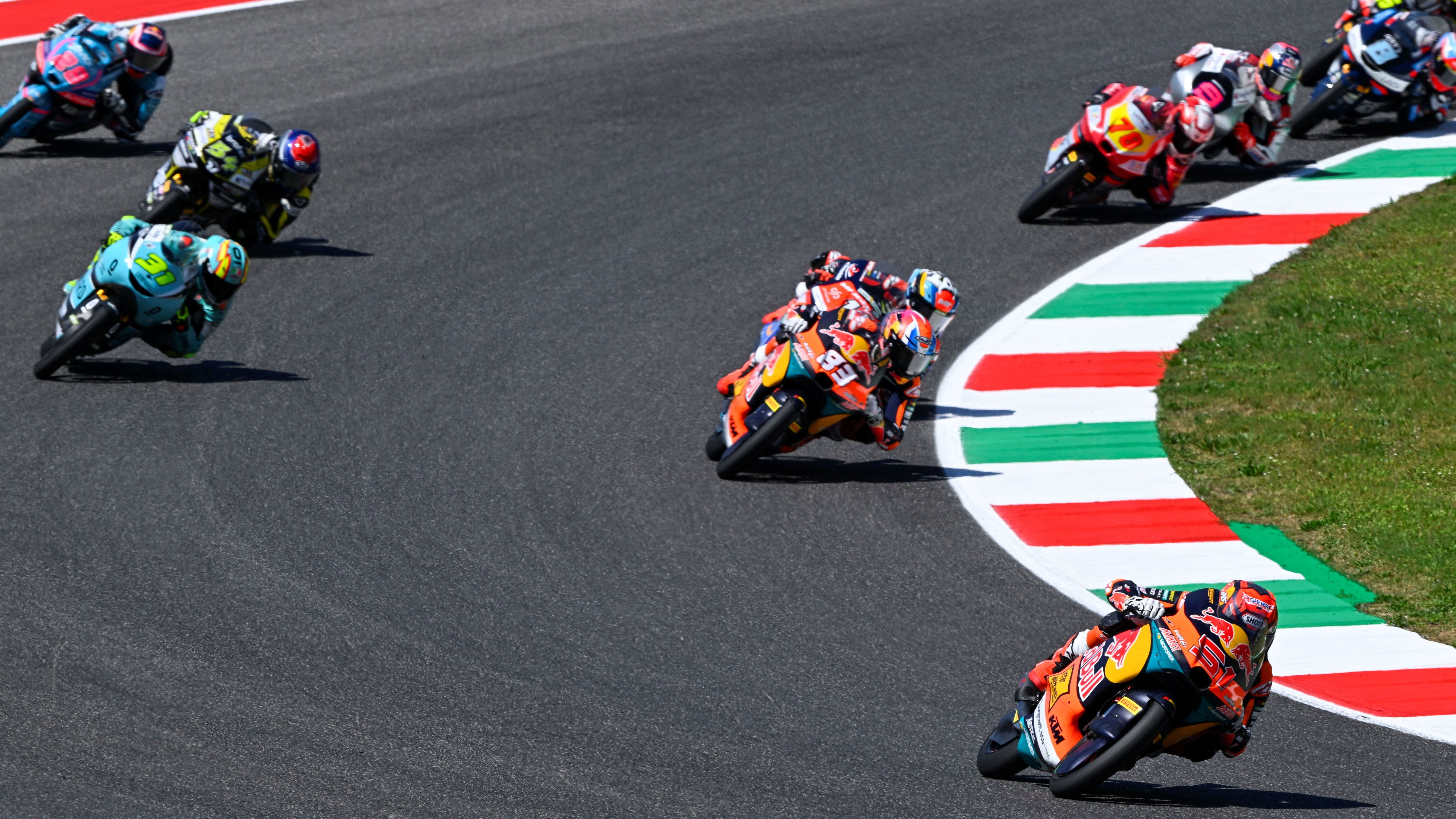 Brian Uriarte coge unas décimas sobre Álvaro Carpe en la última curva, Moto3 Mugello 2026
