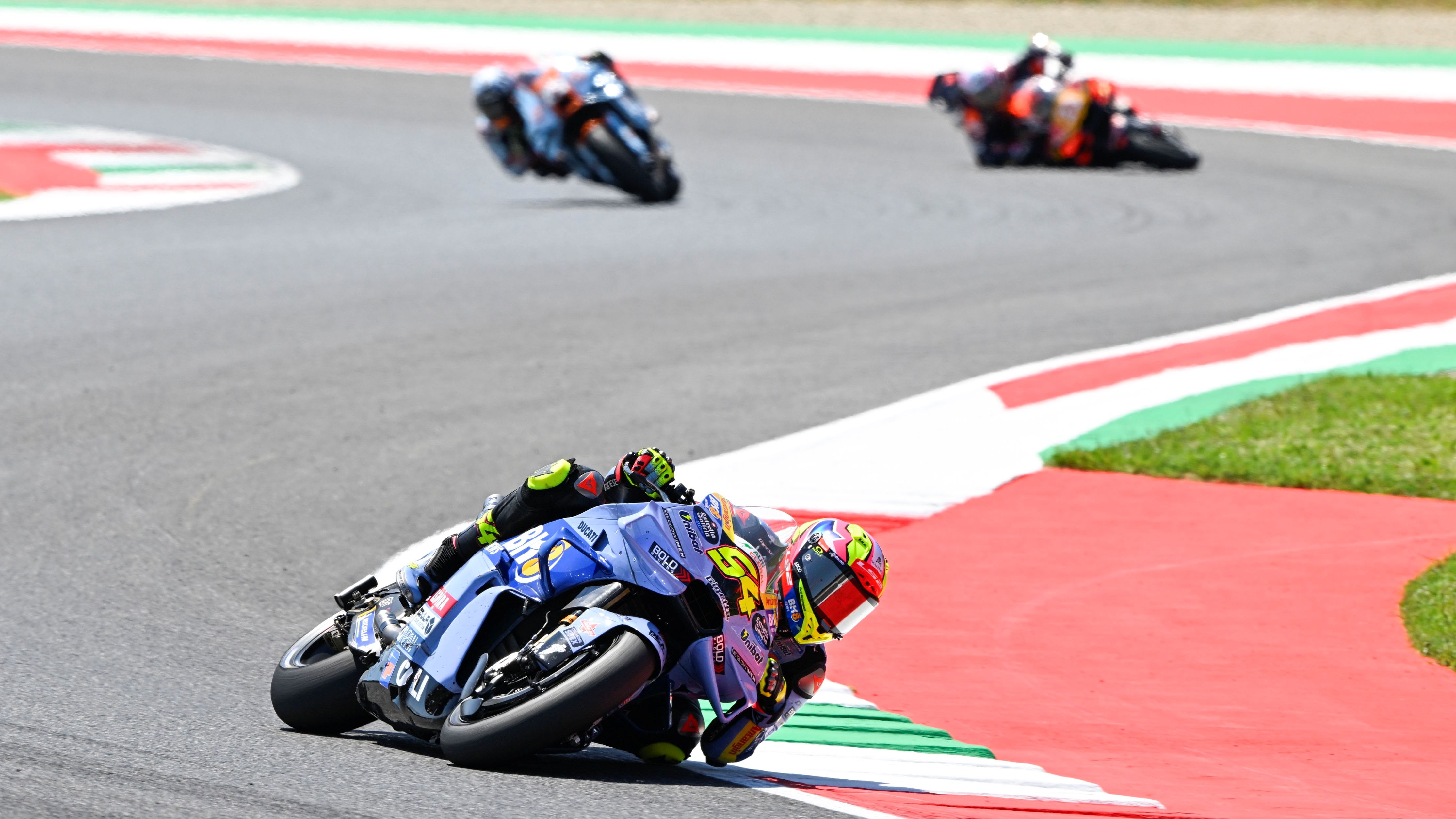Fermín Aldeguer seguido por Raúl Fernández mientras cae Enea Bastianini, MotoGP Mugello 2026
