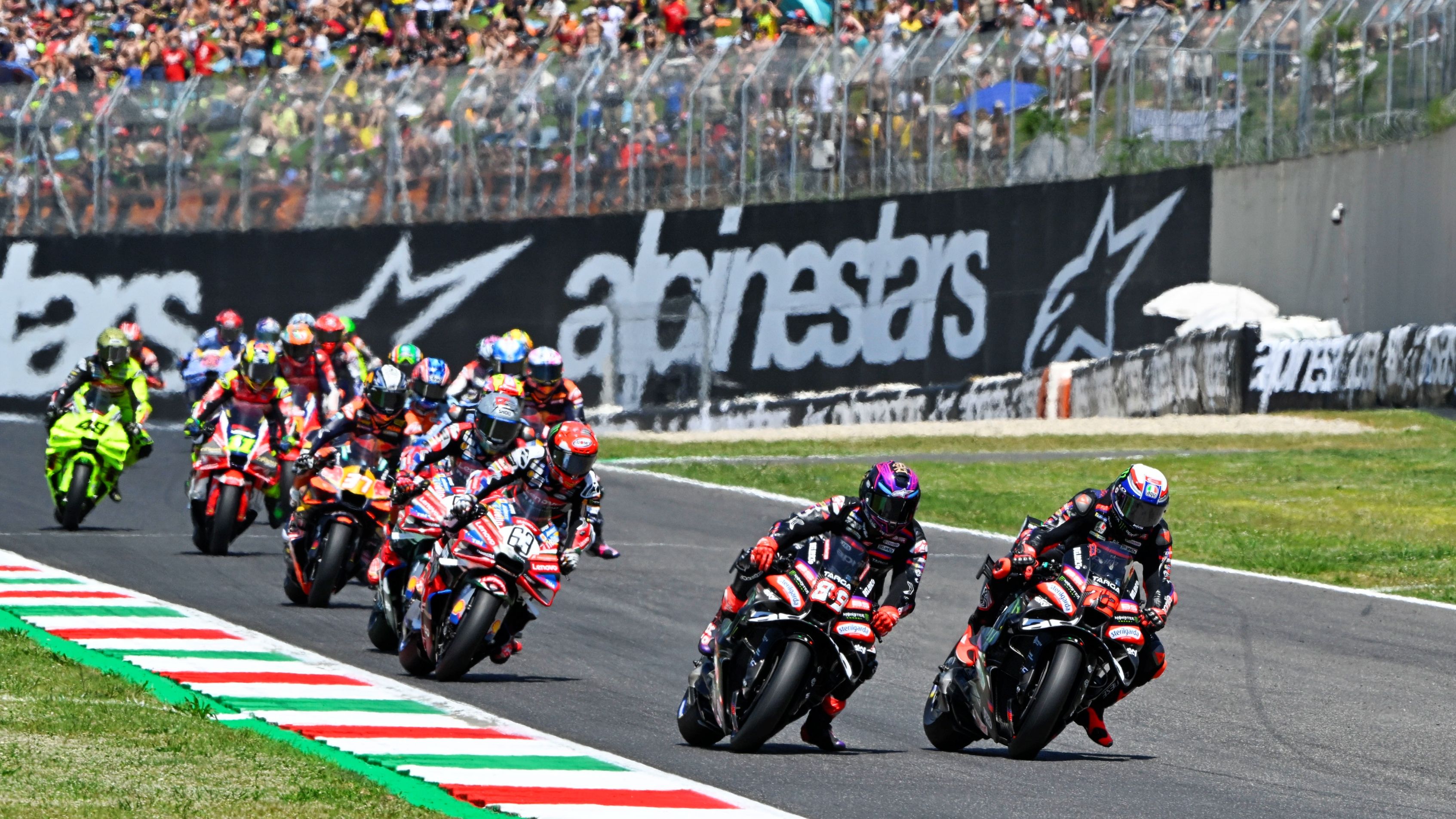 Marco Bezzecchi supera a Jorge Martín en la primera vuelta, MotoGP Mugello 2026