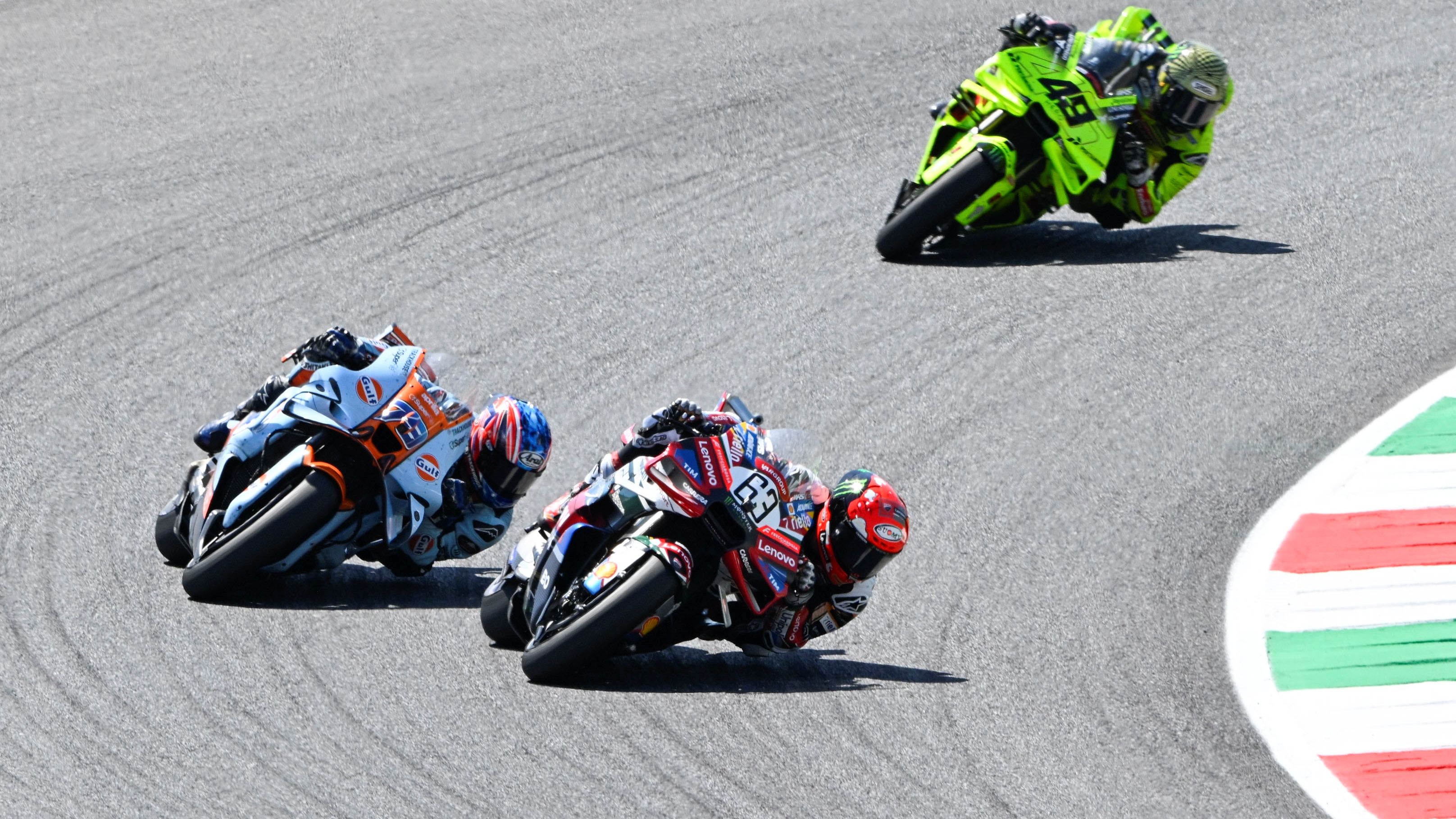 Pecco Bagnaia se defiende de Ai Ogura ante Fabio Di Giannantonio, MotoGP Mugello 2026