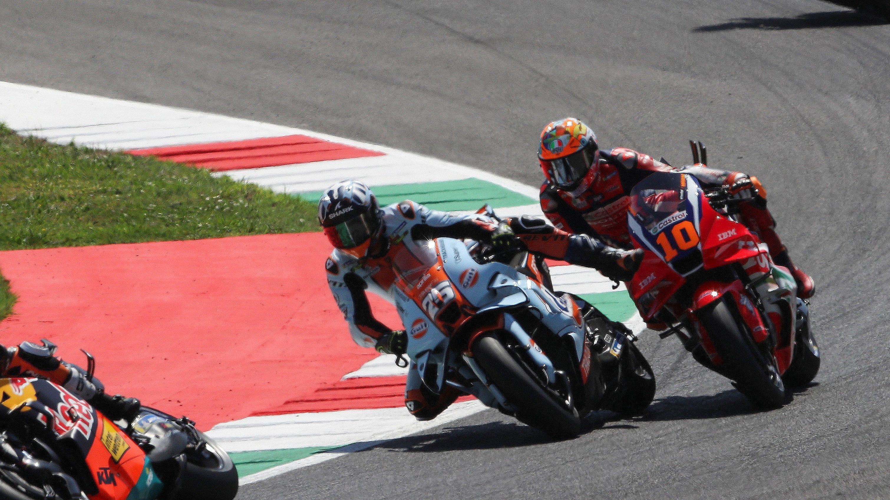 Raúl Fernández se mete por el interior de Luca Marini, MotoGP Mugello 2026
