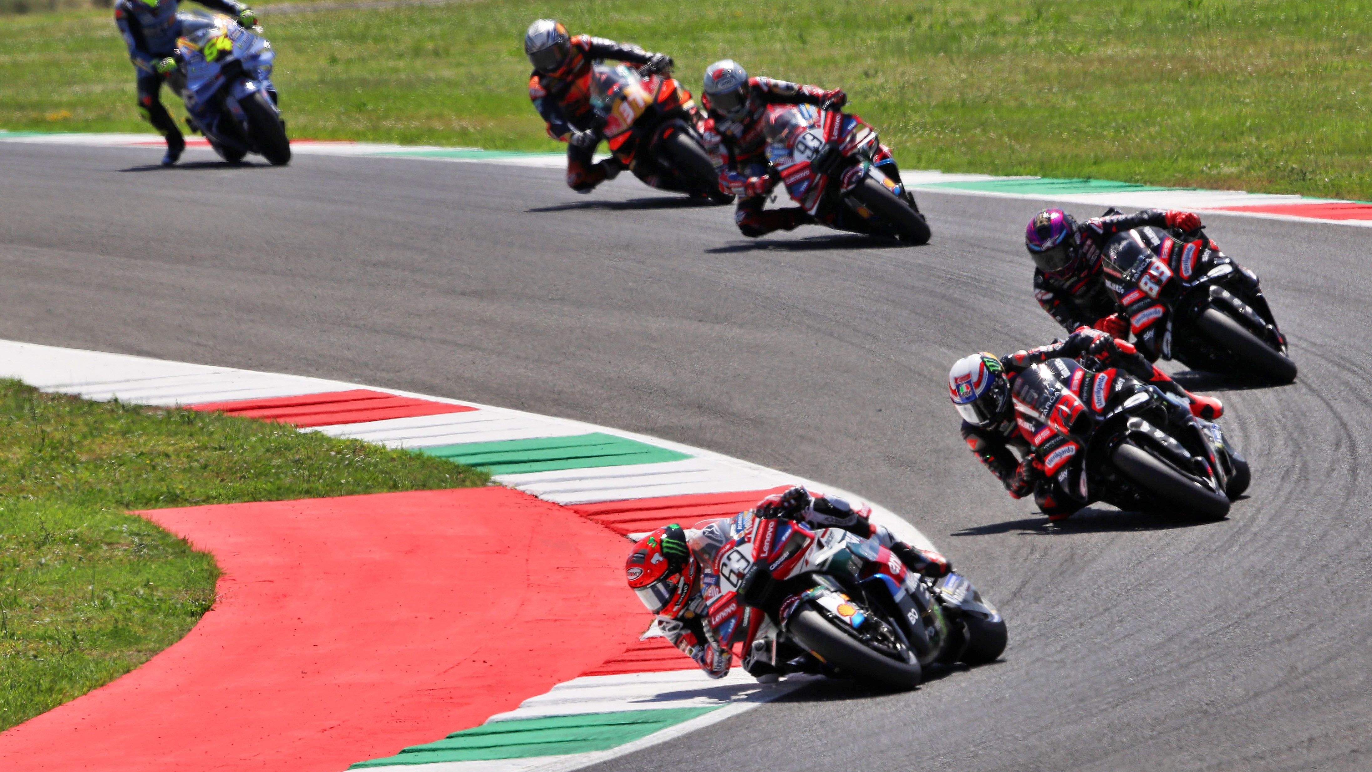 Pecco Bagnaia liderando por delante de Marco Bezzecchi, Jorge Martín, Marc Márquez y Pedro Acosta, MotoGP Mugello 2026