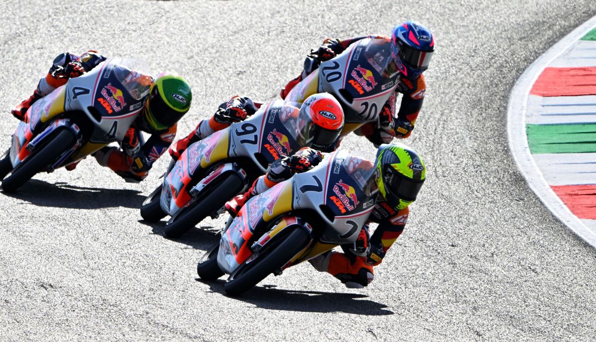 Beñat Fernández ante Ryota Ogiwara, Sullivan Mounsey y Fynn Kratochwil