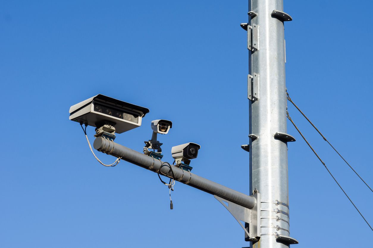 Los nuevos radares con inteligencia artificial ya vigilan las carreteras españolas (Foto: iStock)