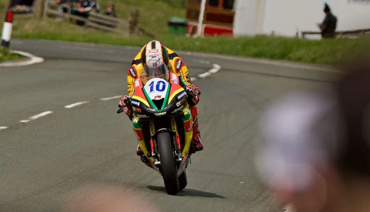Peter Hickman ha remontado en Supersport para lograr su segundo podio de este IOMTT 2026