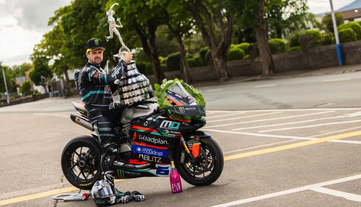 Michael Dunlop con su trofeo de ganador de Supersport 1 en el IOMTT 2026