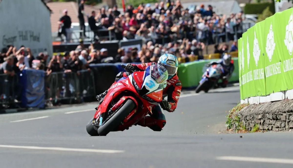 Dean Harrison ha terminado segundo en la carrera 1 de Supersport del IOMTT 2026