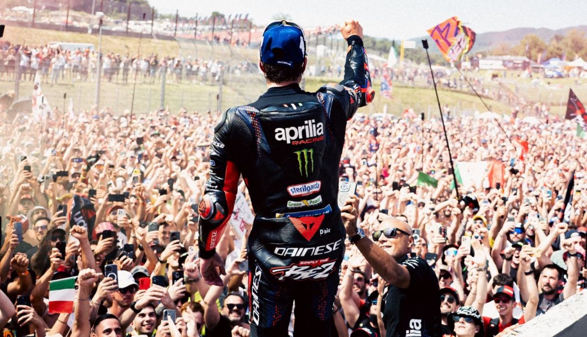 Marco Bezzecchi celebra su victoria con los tifosi en Mugello
