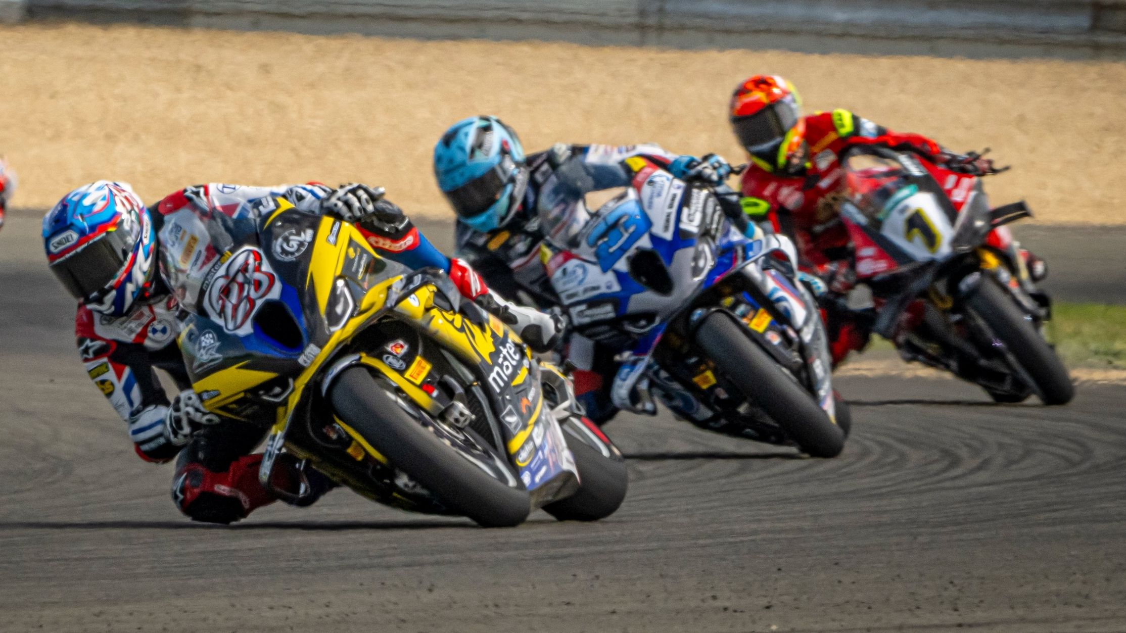Markus Reiterberger seguido por Marcel Schrotter y Lukas Tulovic en el Euro Moto Superbike