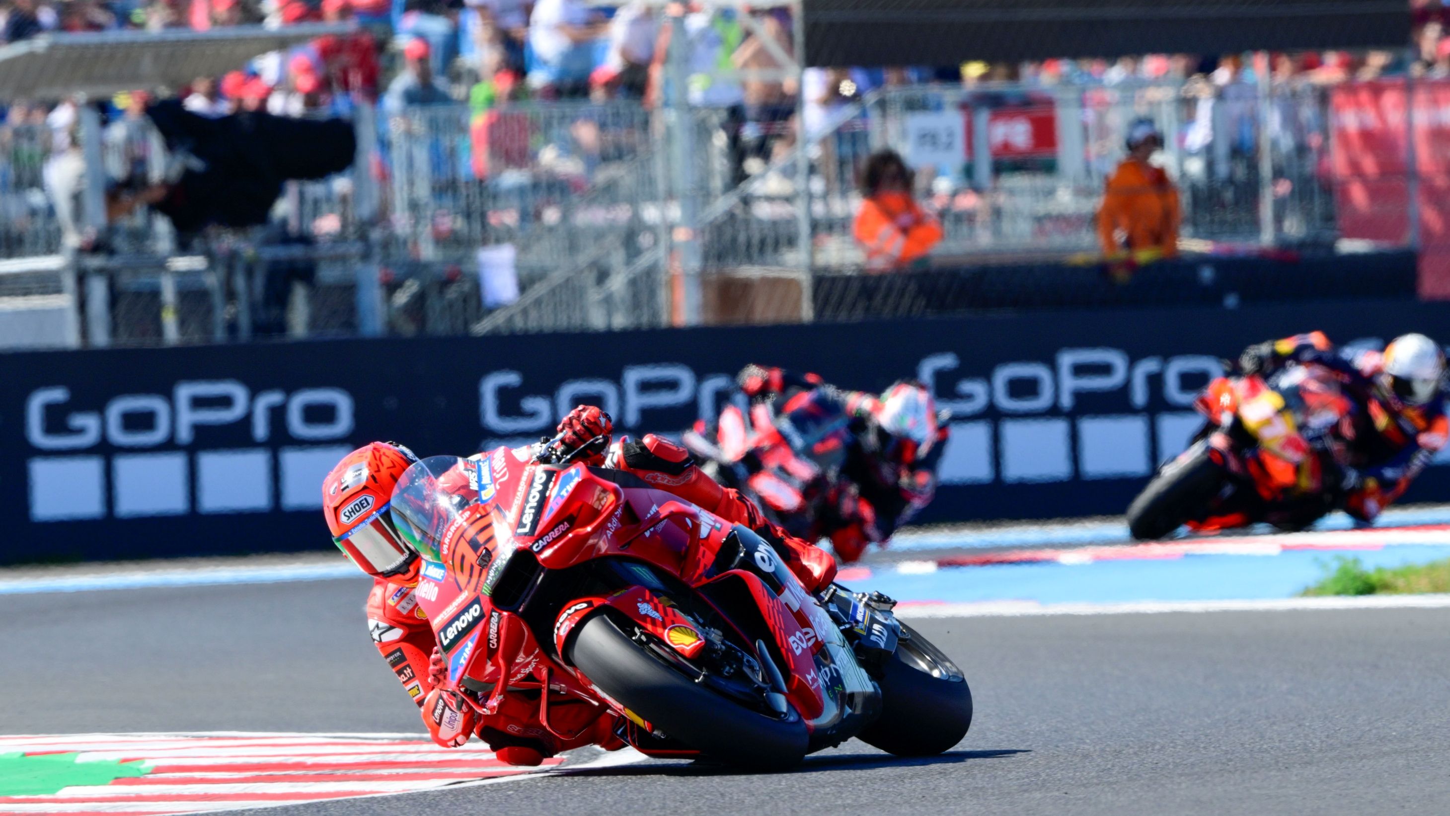Marc Márquez ganó el año pasado el GP de Hungría de MotoGP ante Marco Bezzecchi y Pedro Acosta
