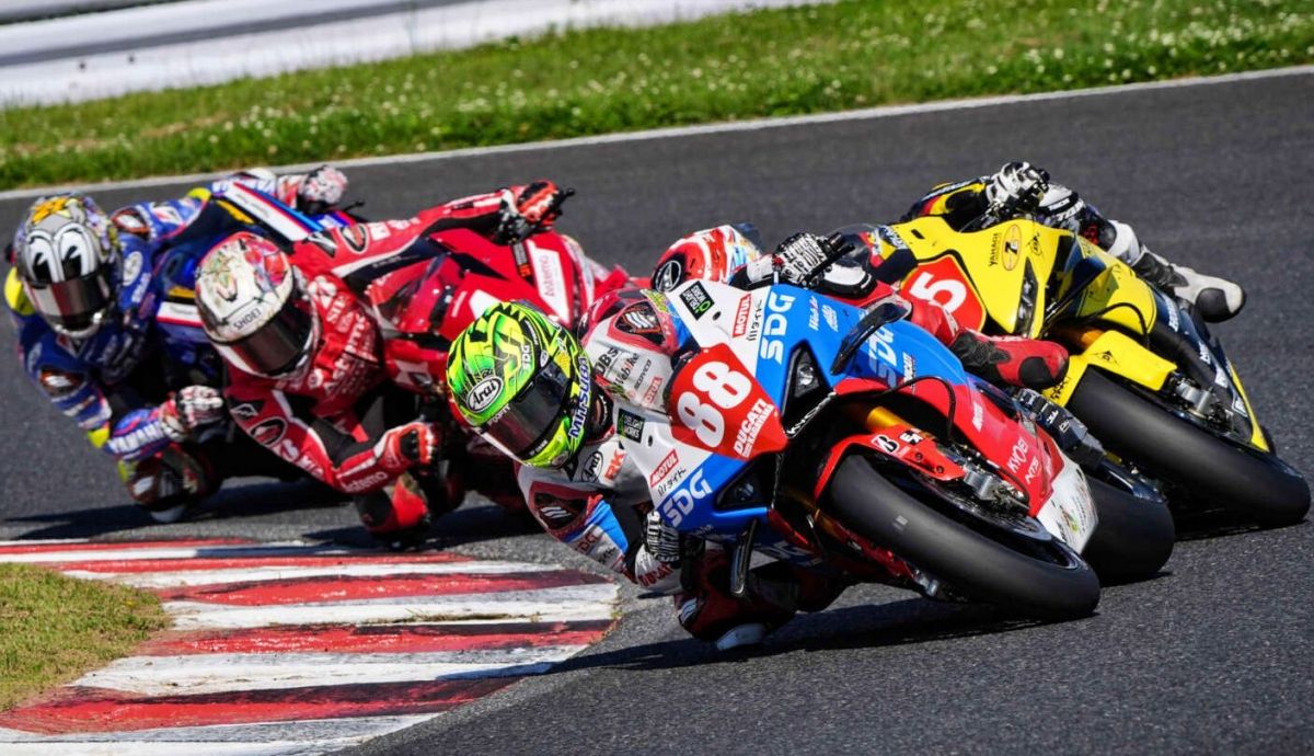 Ryo Mizuno seguido por Tetsuta Nagashima, Kohta Nozane y Katsuyuki Nakasuga