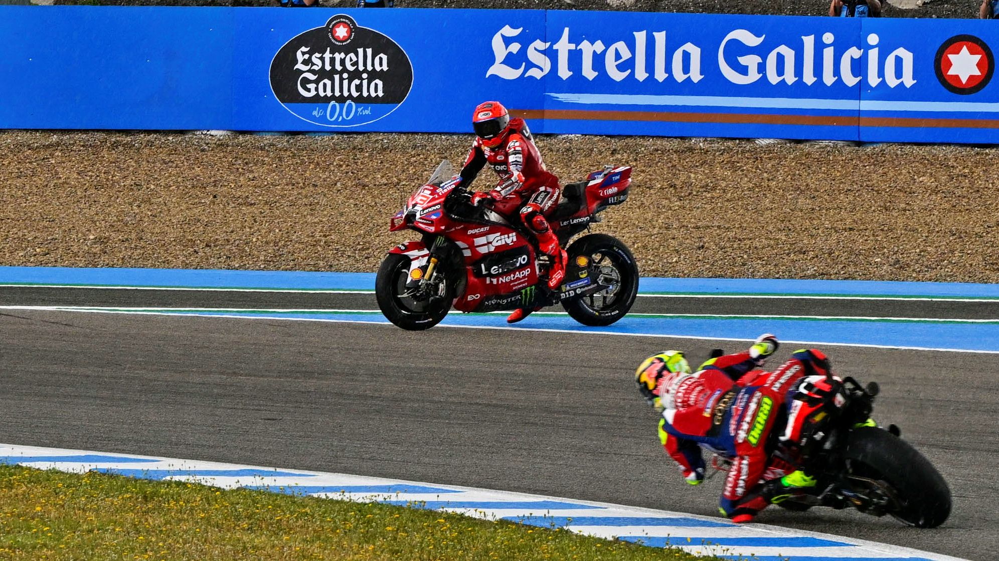 Marc Márquez espera a que pasen todos los pilotos para cruzar la pista de Jerez rumbo a boxes