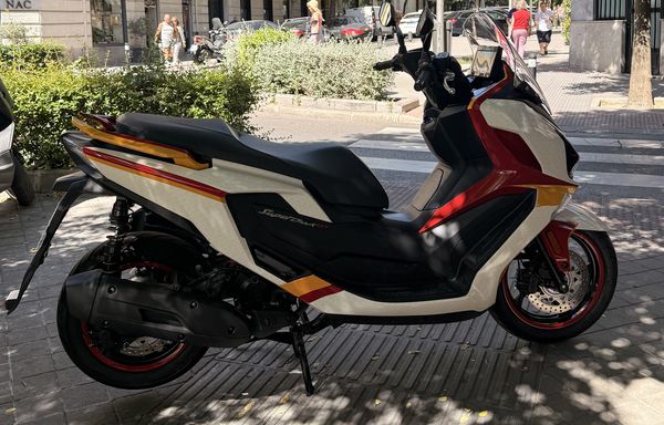 KYMCO viste su scooter más icónico con los colores de España para el Mundial 2026