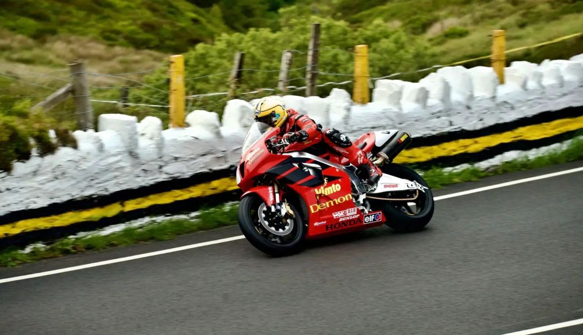 Michael Dunlop dio una vuelta tributo con la mítica F1 de su tío Joey Dunlop
