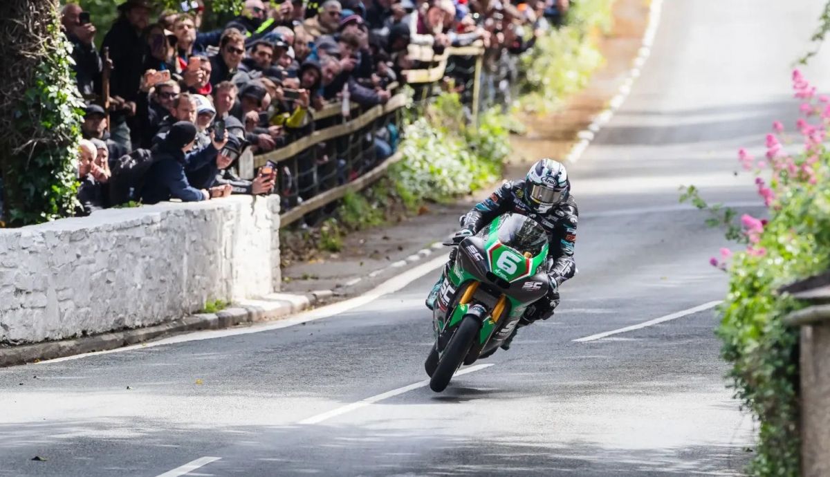 Michael Dunlop volando con la Paton rumbo al triunfo en el IOMTT Sportbike 2026