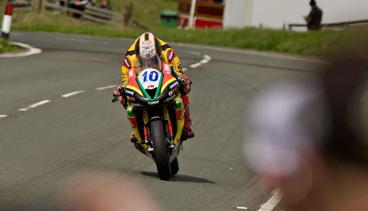 Peter Hickman sumó un nuevo podio en la segunda carrera de Supersport del IOMTT 2026