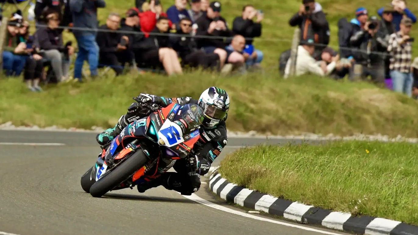 Michael Dunlop ha ganado las 10 últimas carreras de Supersport del IOMTT, suma 17 en la categoría y 36 en total
