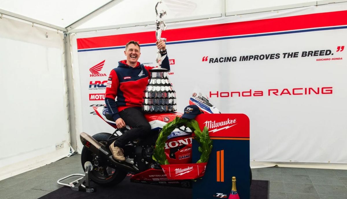 Dean Harrison con su trofeo de ganador del Senior TT 2026