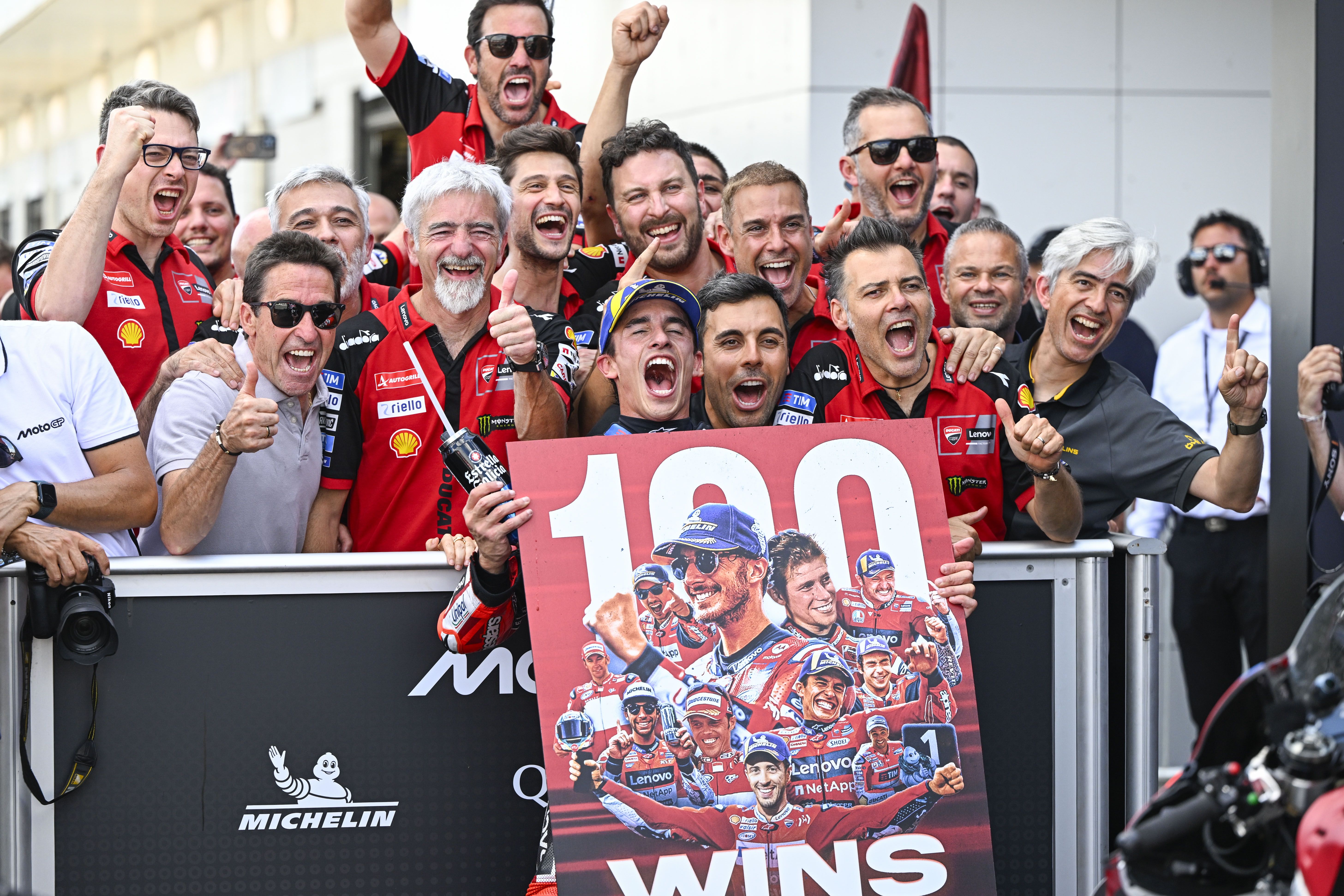 La celebración y el baile de Marc Márquez y Ducati tras su victoria en el Gran Premio de Hungría