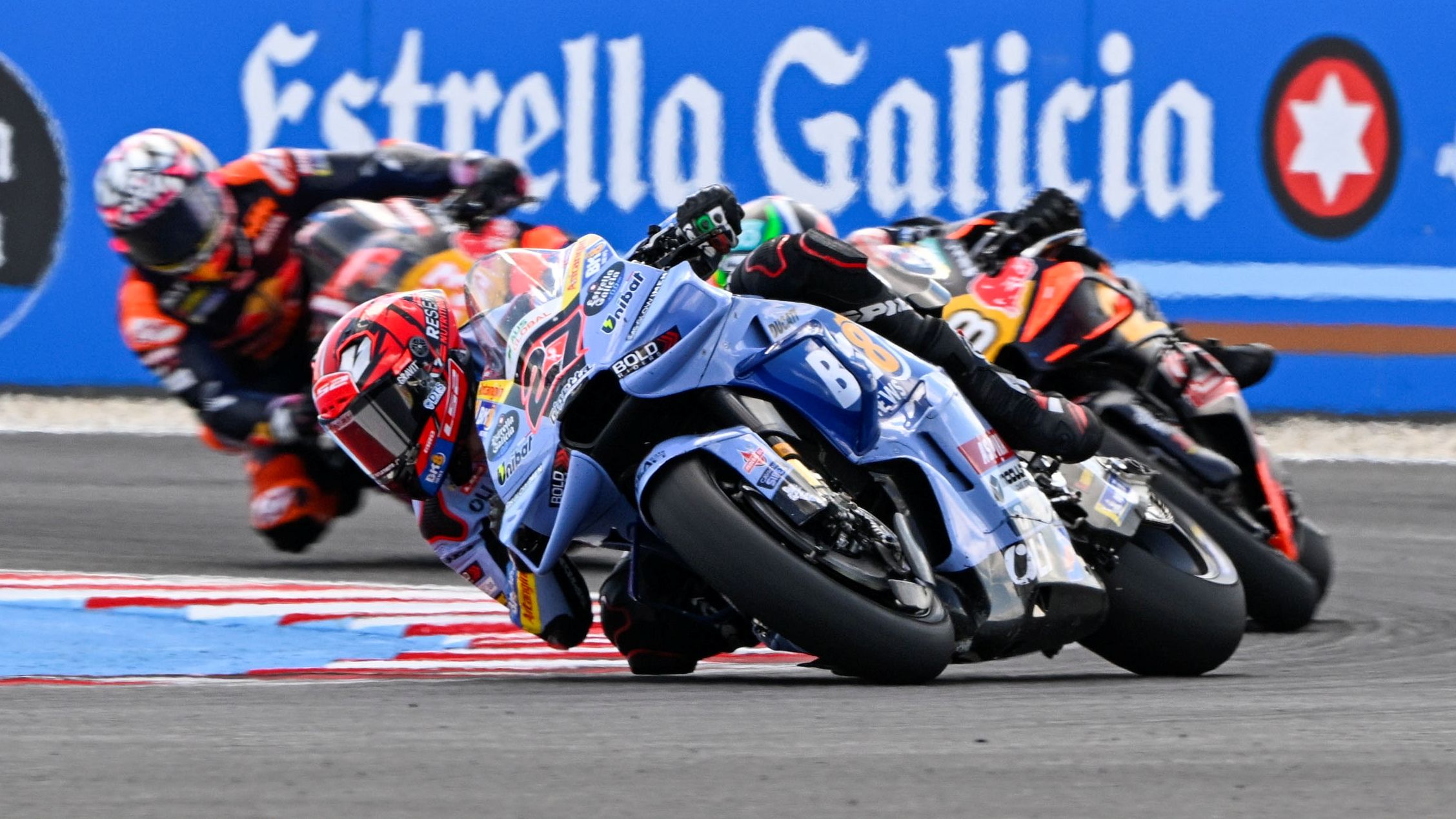 Iker Lecuona seguido por Brad Binder y Enea Bastianini, MotoGP Hungría 2026