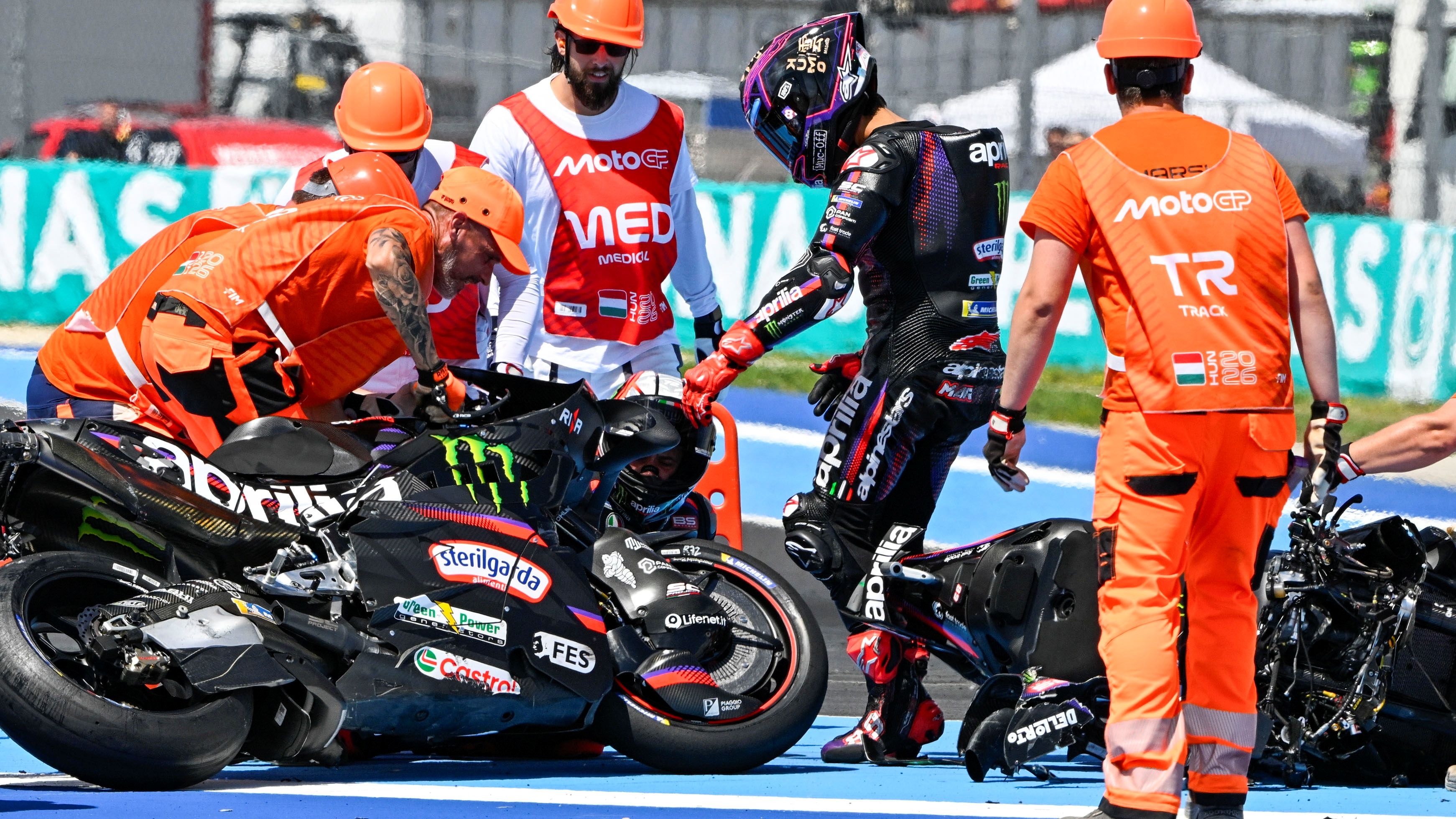 Las Aprilia oficiales de Marco Bezzecchi y Jorge Martín en el suelo, MotoGP Hungría 2026