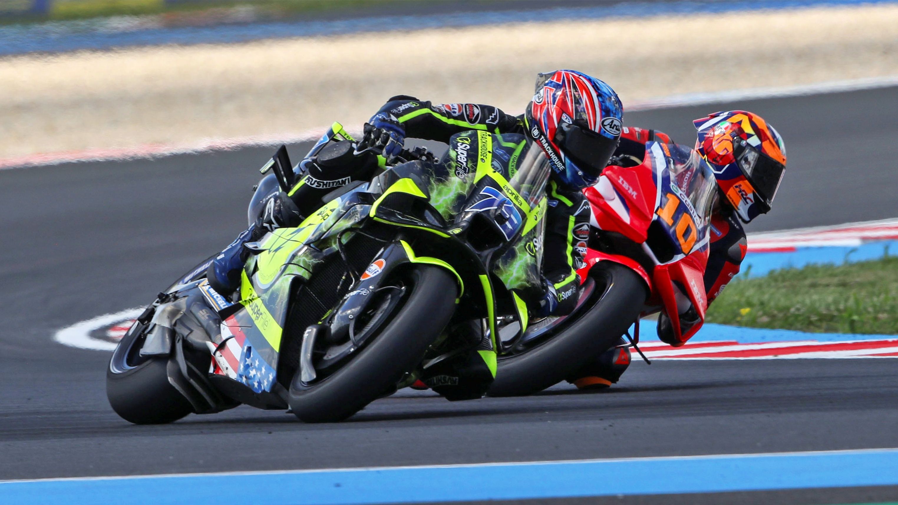 Luca Marini por el interior de Ai Ogura, MotoGP Hungría 2026