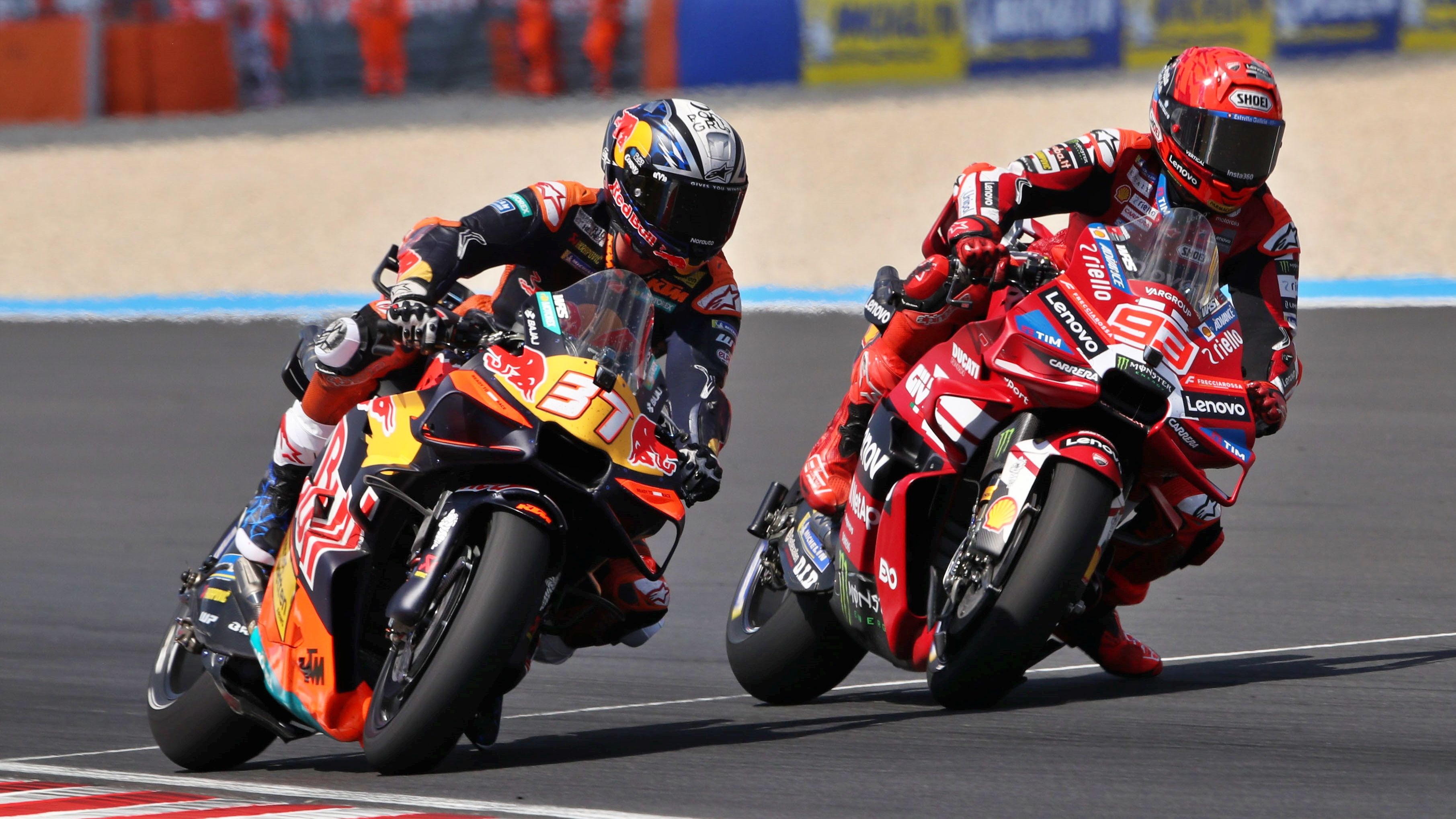 Marc Márquez se lanza al interior de Pedro Acosta, MotoGP Hungría 2026