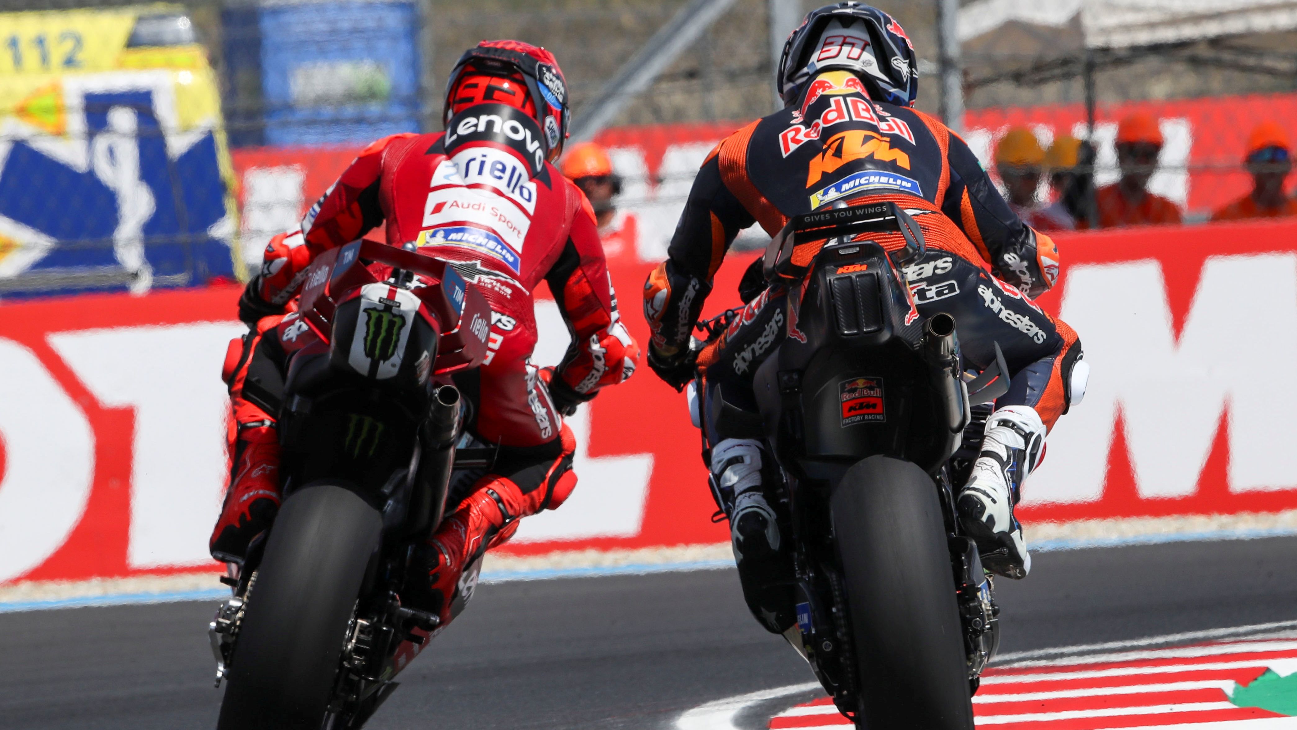 Marc Márquez y Pedro Acosta peleando por el liderato, MotoGP Hungría 2026