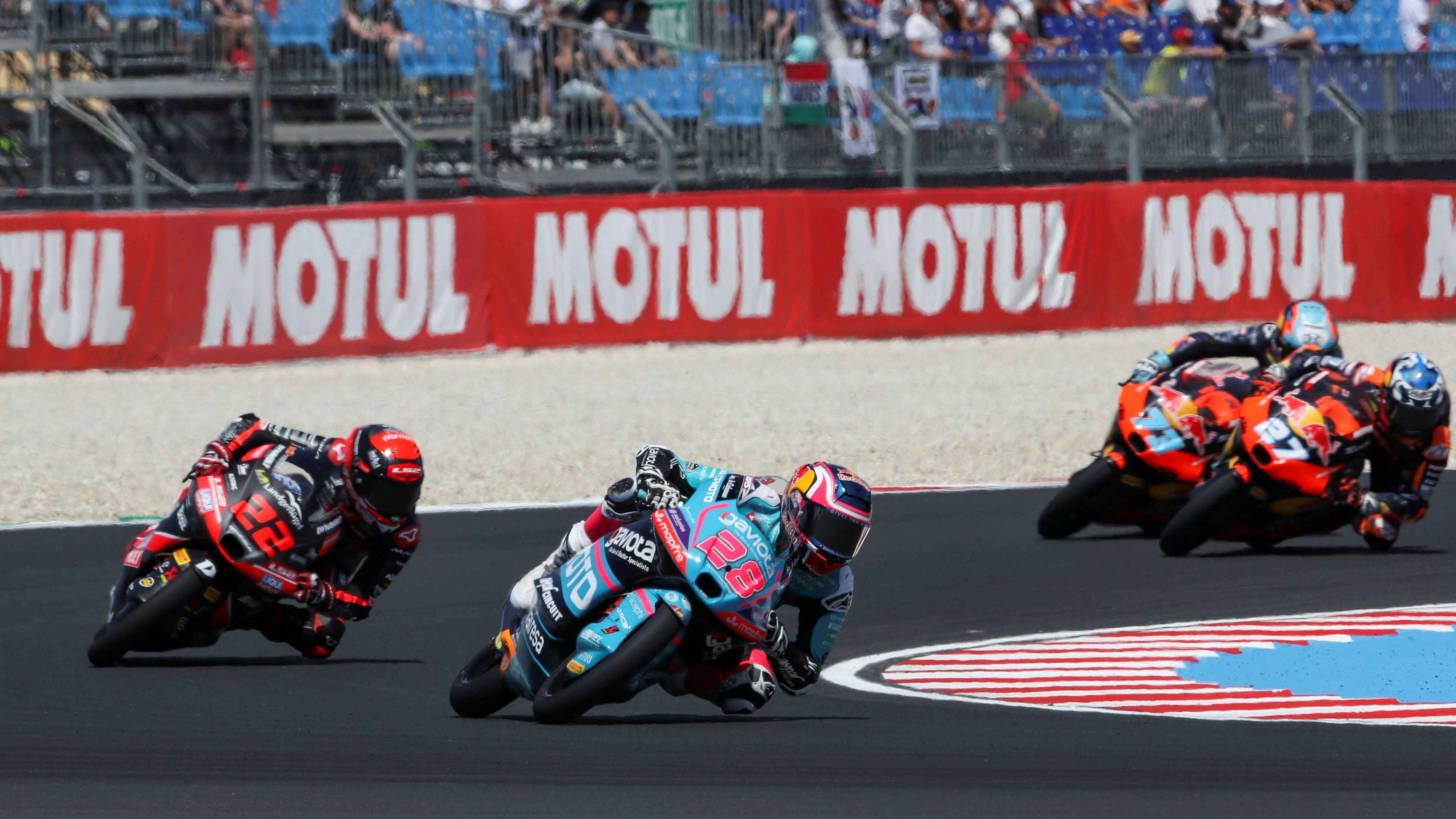 Máximo Quiles lidera ante David Almansa con Rico Salmela y Valentín Perrone al fondo, Moto3 Hungría 2026