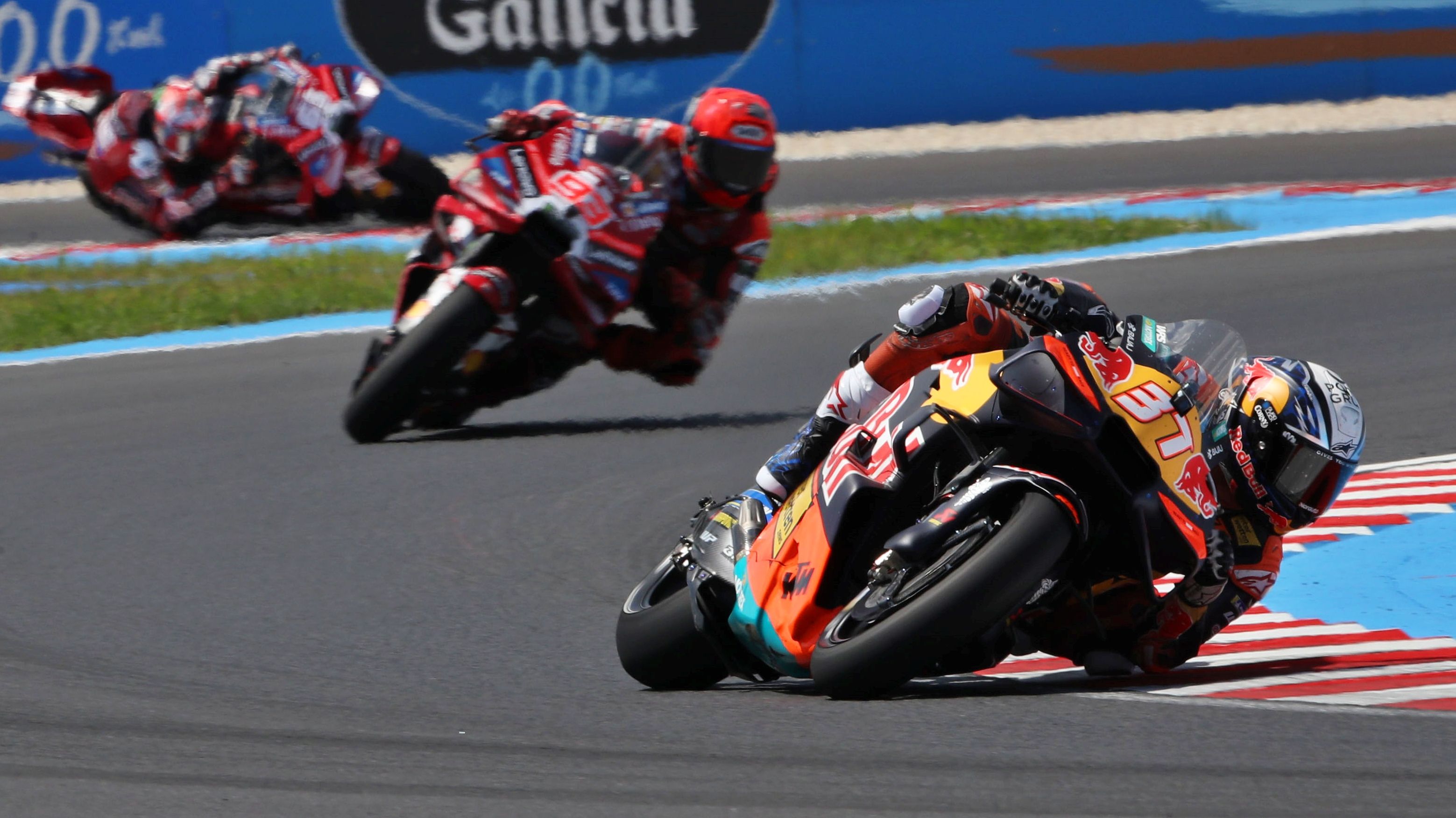 Pedro Acosta perseguido por Marc Márquez y Pecco Bagnaia, MotoGP Hungría 2026