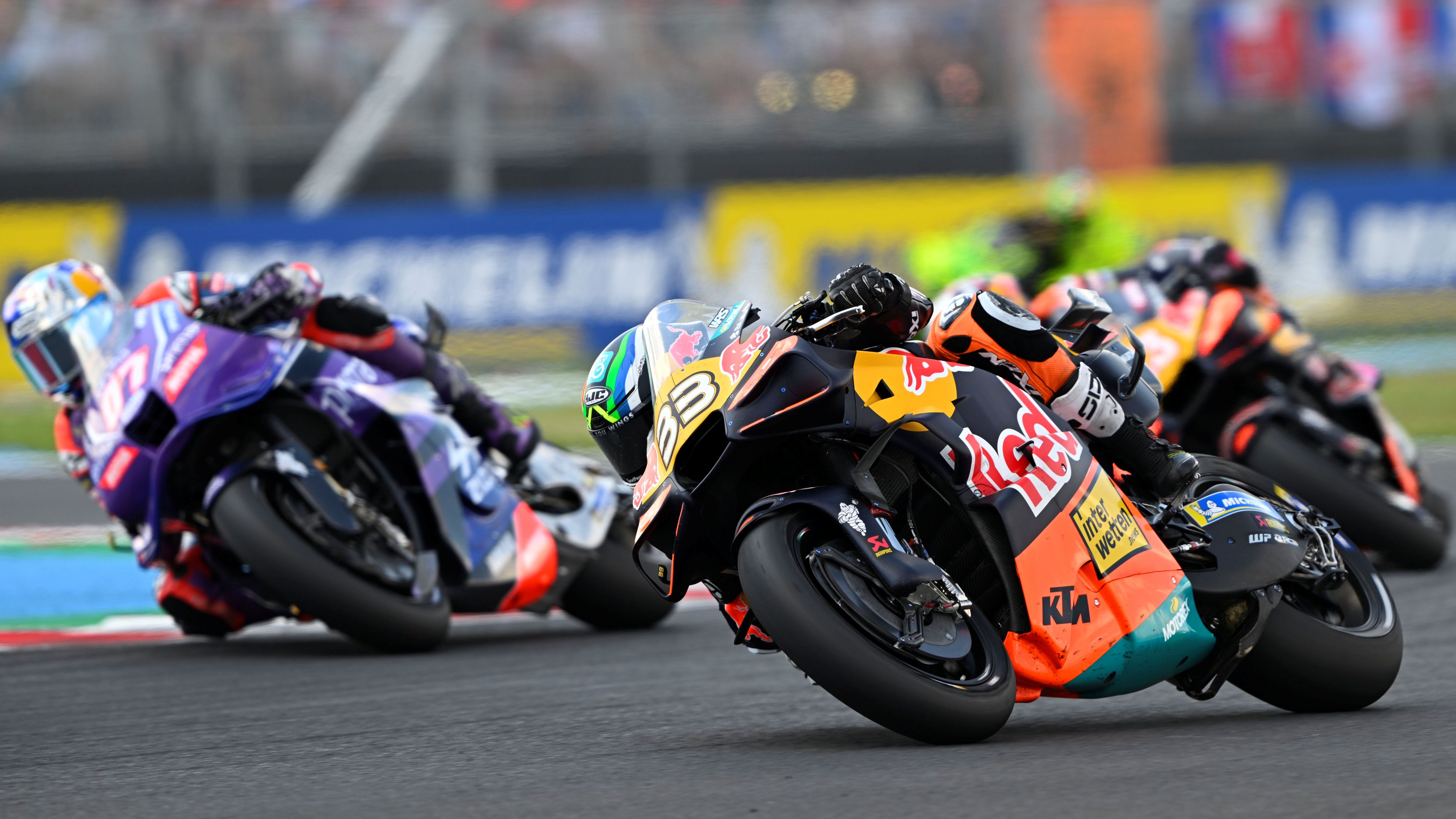Toprak Razgatlioglu aprovecha el fallo de Brad Binder, MotoGP Hungría 2026