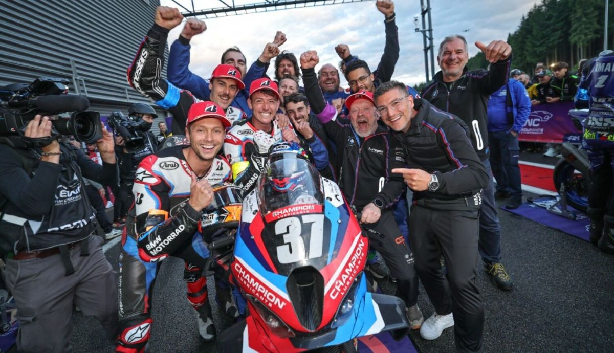 Markus Reiterberger, Steven Odendaal y Michael van der Mark celebran la victoria en Spa con todo el BMW Motorrad World Endurance Team