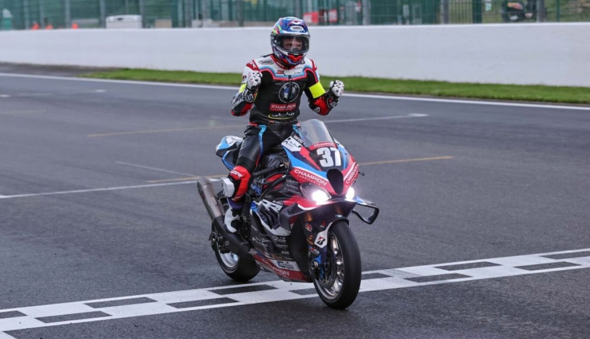 Steven Odendaal cruza la meta para dar a BMW la victoria en las 8 horas de Spa 2026