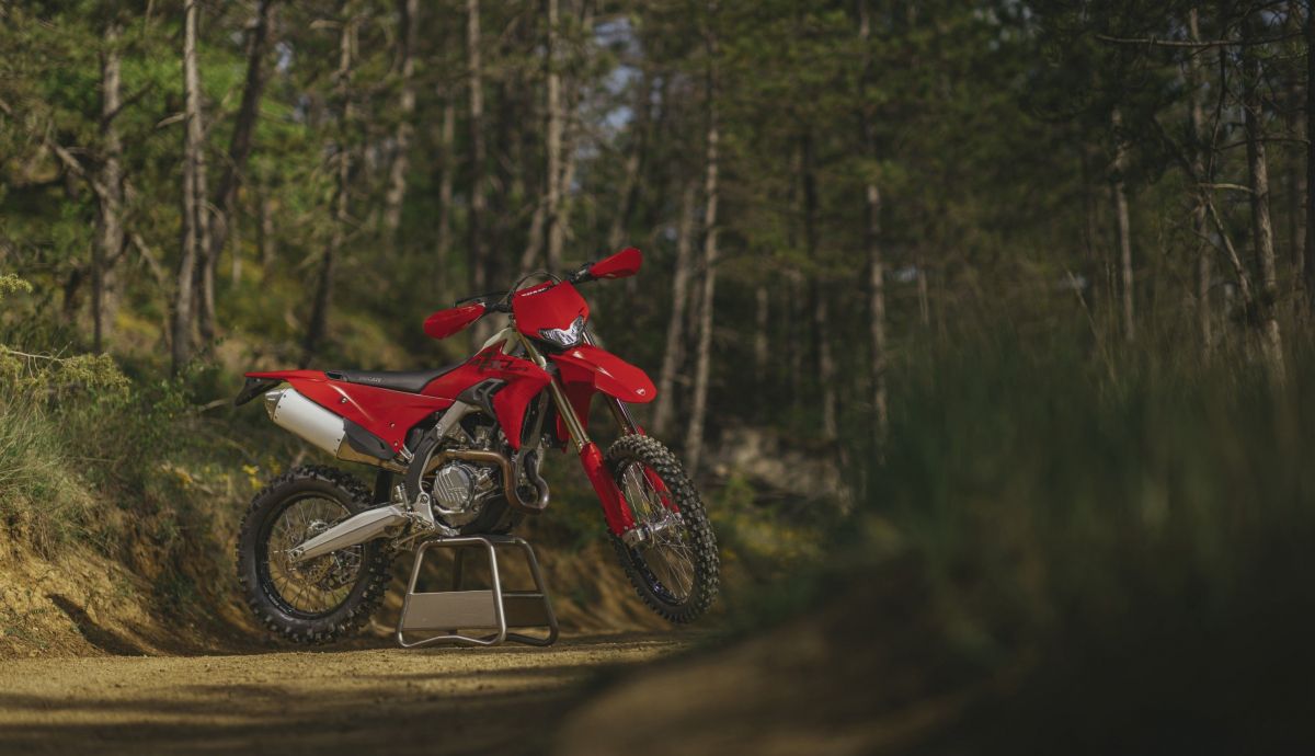 MY27 DESMO450EDS STATIC ON LOCATION 4 (Grande)
