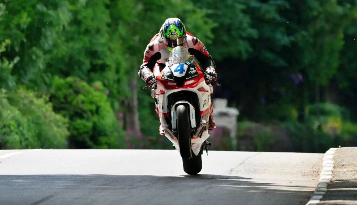 Jamie Coward ha acabado en el top 8 todas las carreras del IOMTT 2026