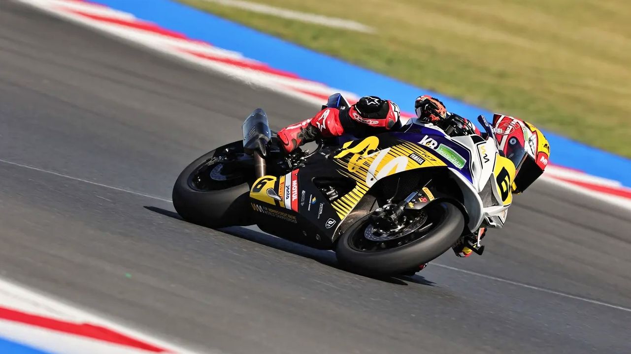 María Herrera es más líder del WCR 2026 tras ganar la primera carrera en Misano