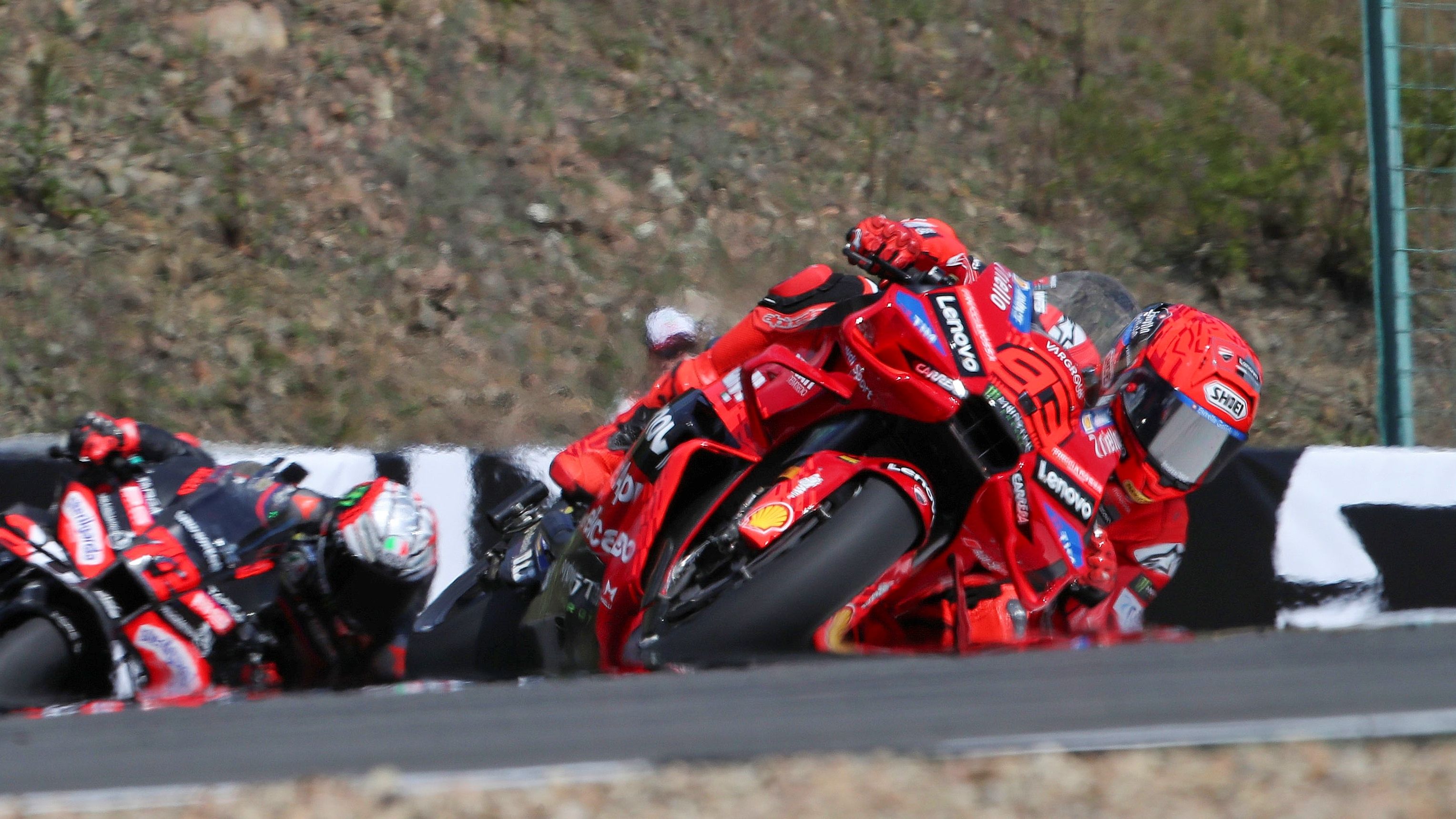 Marc Márquez se va de Marco Bezzecchi en la carrera de MotoGP del año pasado en Brno
